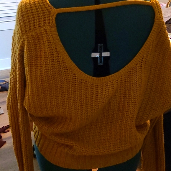Yellow sweater - Picture 2 of 2